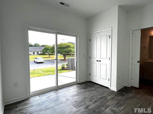 Building Photo - 3 Bedroom Townhome for Sale