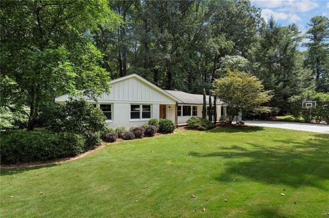 Building Photo - 2233 Clairmont Rd