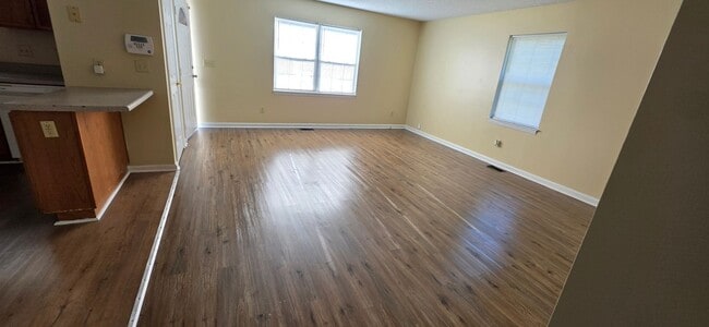 Building Photo - READY TO MOVE IN! 3 BEDS/2 BATHS!