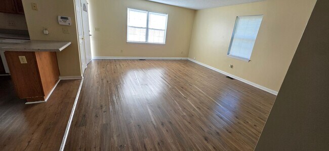 Foto del edificio - READY TO MOVE IN! 3 BEDS/2 BATHS!