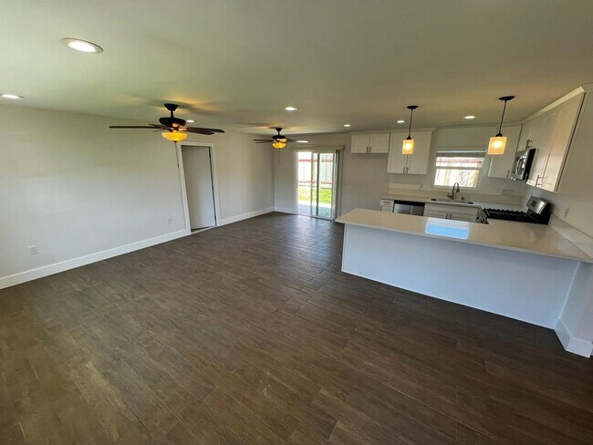 Building Photo - Remodeled 3 Bedroom 1 Bath House With Garage