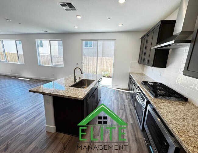 Foto del edificio - Spacious 4-Bedroom Home in Prime Folsom Lo...
