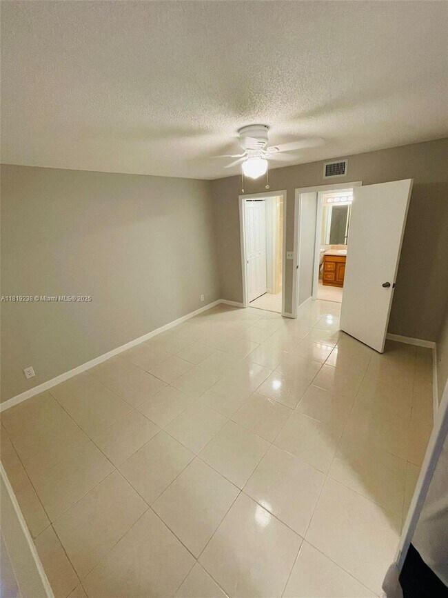 Foto del edificio - 123 Lake Pine Cir