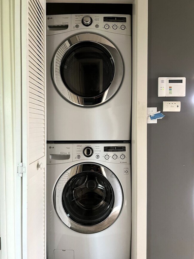 Building Photo - Get 2 FREE WEEKS!! Stunning 2 Bedroom 1 Ba...