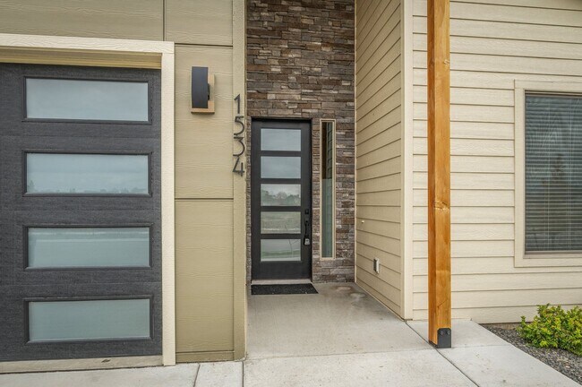 Building Photo - CDA Place Neighborhood- upgraded 3 bed 2 b...