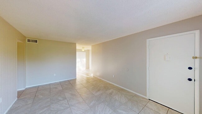 Building Photo - 1 BR 1 BA       CONDO @      GROVE PARK CO...