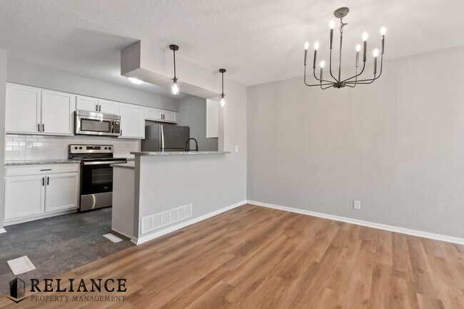 Foto del edificio - 8712 Lakeland Cir