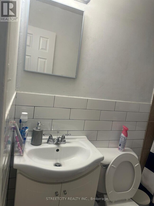 Building Photo - 220 Ashland Ave