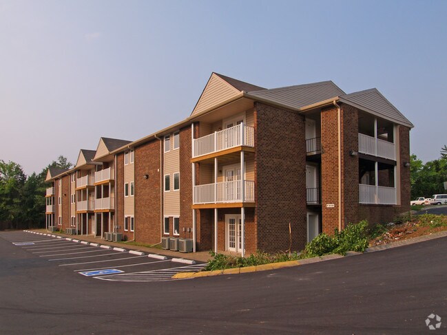 Amplio estacionamiento - Summerwind Apartments