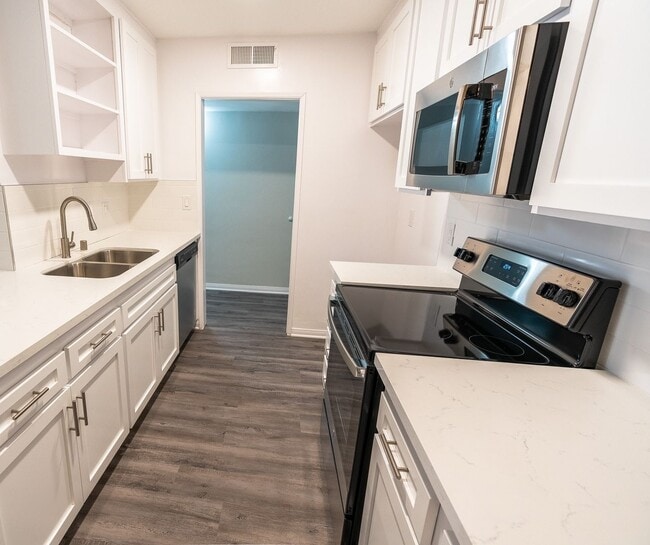 Interior Photo - 1635 North Martel Avenue