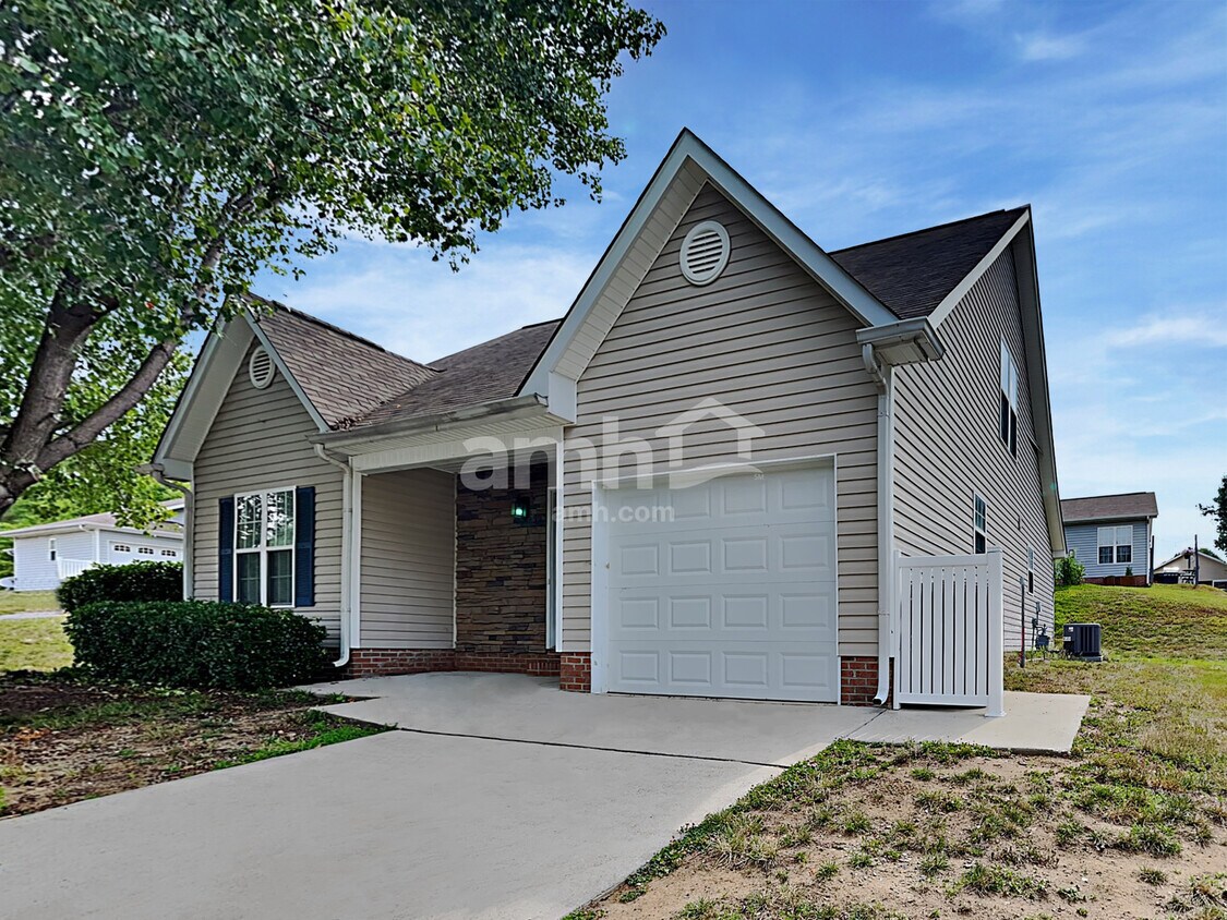 Primary Photo - 5765 Regent Village Dr