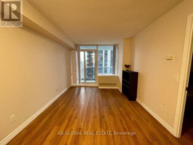 Photo du bâtiment - 4978 Yonge St