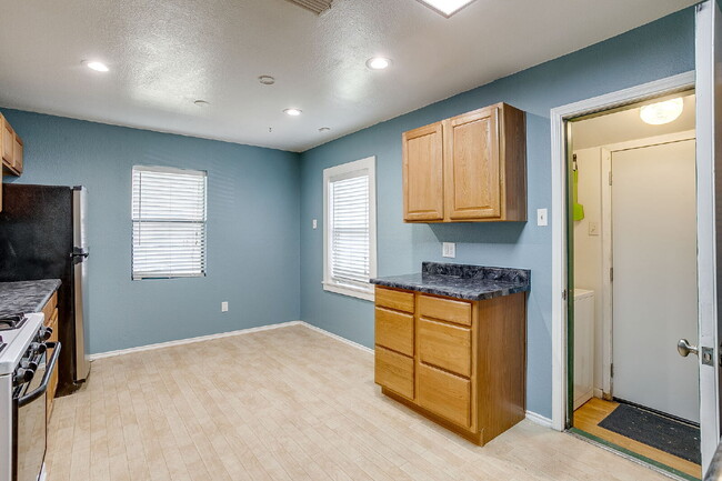 Building Photo - Charming 3-Bedroom Cottage in River Oaks