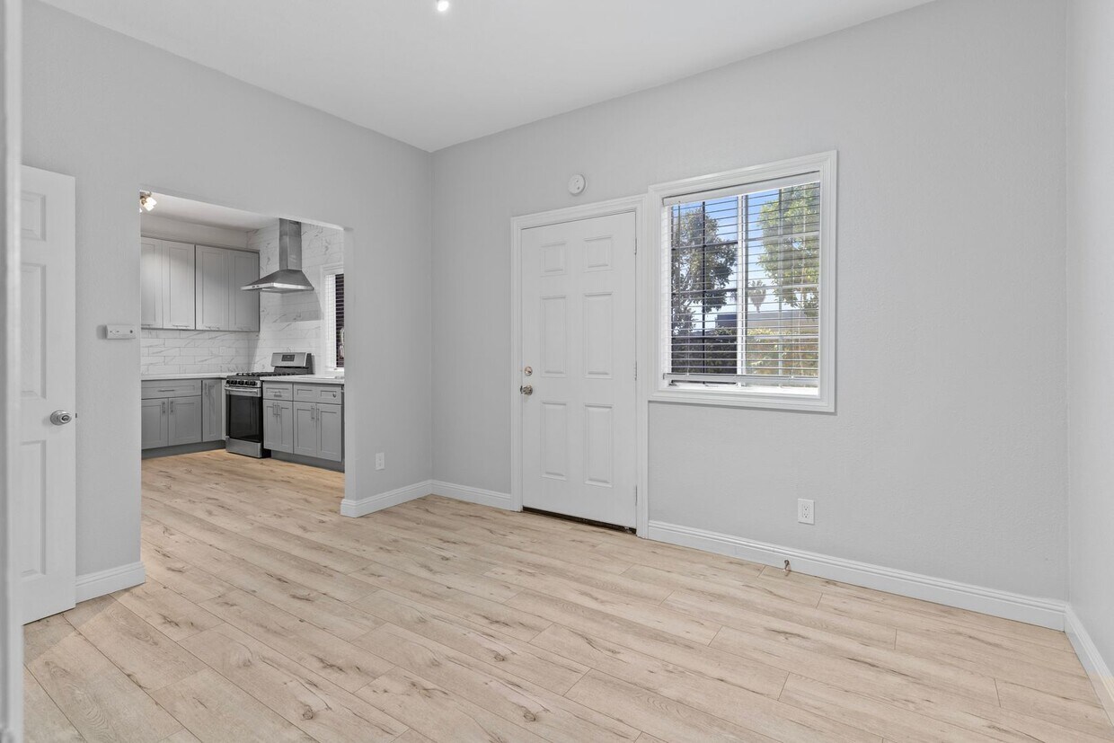 Foto principal - 338 E 7th St