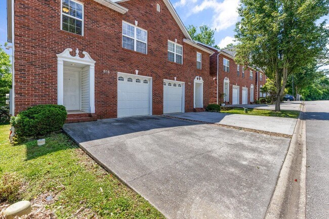 Foto del edificio - Knoxville 37912 - 3 bedroom, 2.5 bath all ...