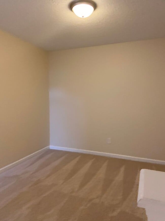 Foto del edificio - ~~~ Like New 4 Bedroom Townhome  ~~~