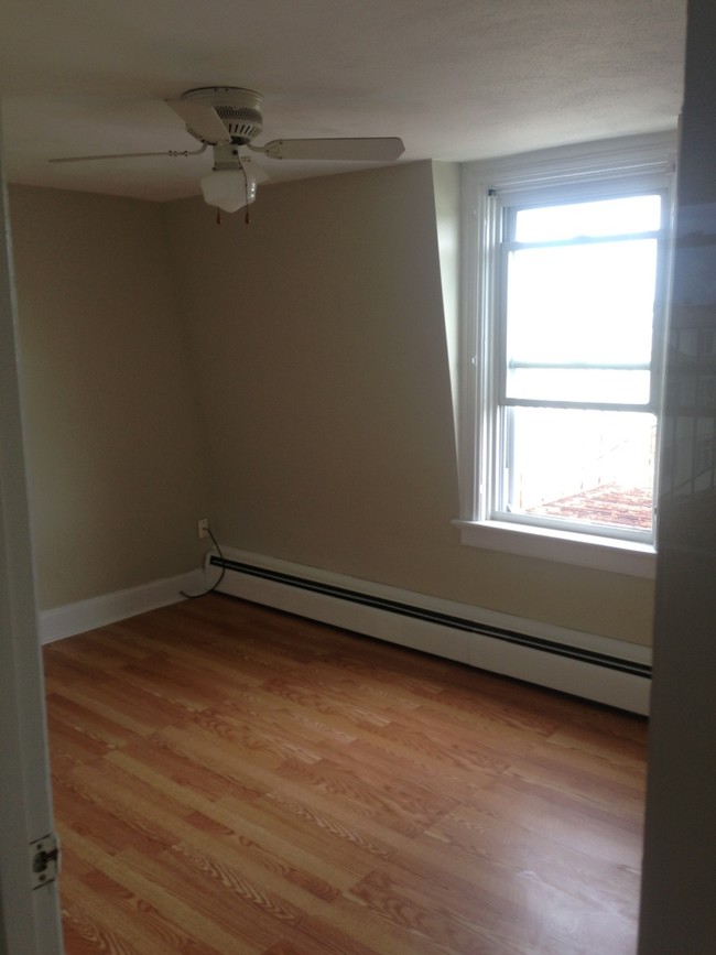 Building Photo - LARGE 1 BEDROOM!! ALL UTILITIES INCLUDED!