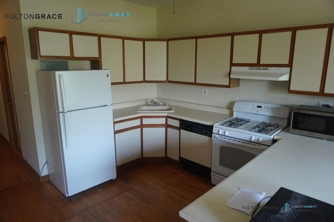 Building Photo - 1251 W Devon Ave