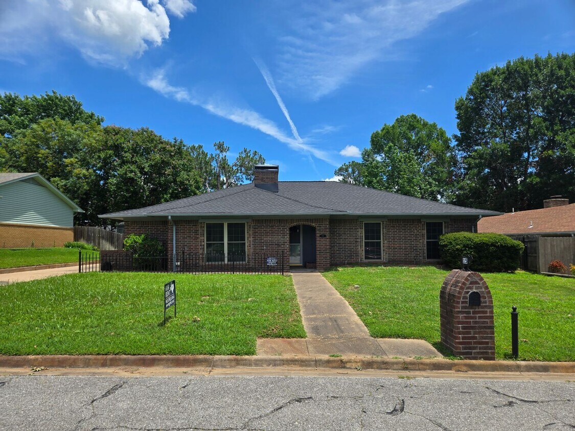 Primary Photo - Brick 3/2/2 in Nice Denison Neighborhood O...