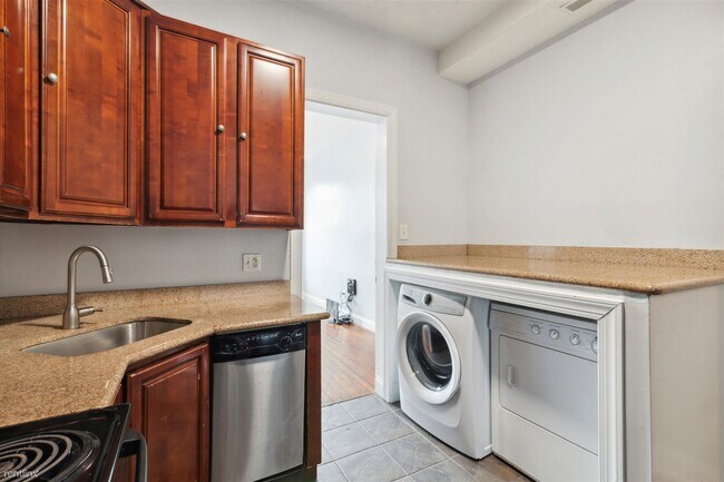 Foto del edificio - 3 br, 1 bath Triplex - 1729 W MONTGOMERY A...