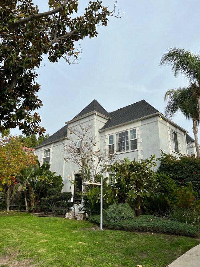 Foto del edificio - 732 S Plymouth Blvd