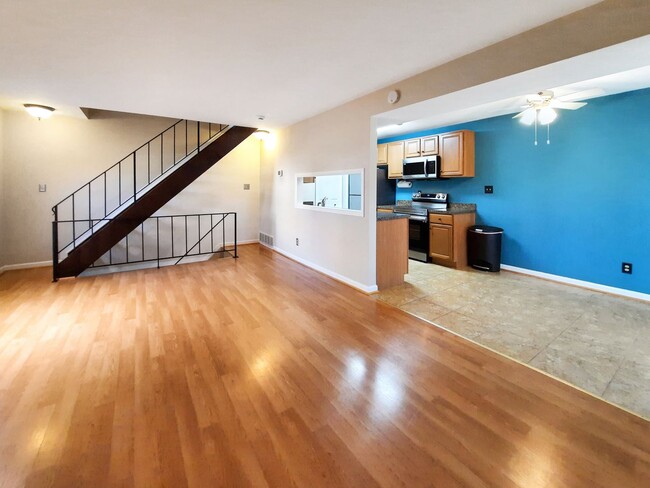 Foto del edificio - Lovely Townhouse Condo in Reisterstown