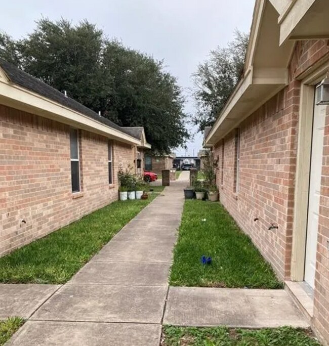 Building Photo - 2408 Moonlight Ln