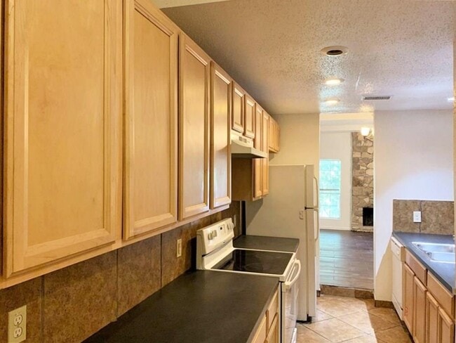 Building Photo - 11209 Shannon Hills Dr