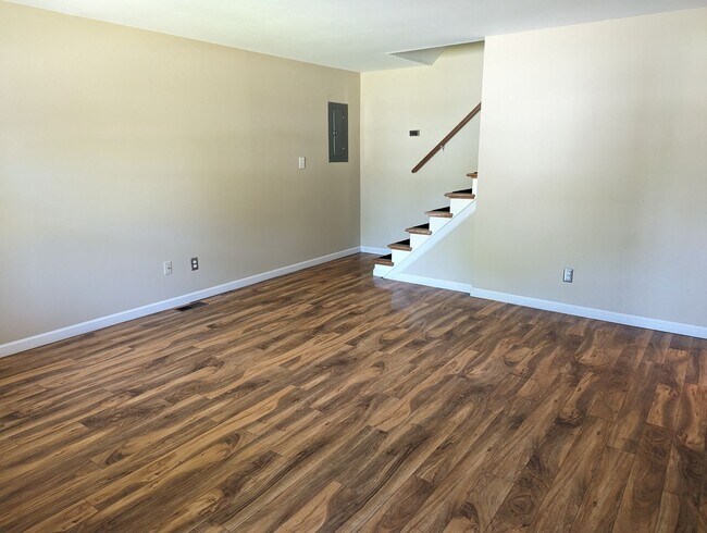 Building Photo - AVAILABLE NOW - 3 Bedroom Cape Cod in Kett...