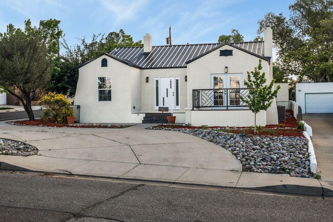 Building Photo - 219 Solano Dr SE