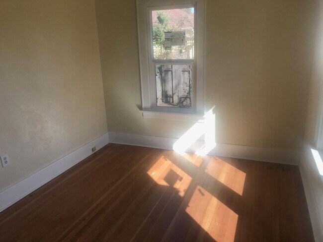 Building Photo - 2-Bedroom 1-Bathrrom Single Family Home