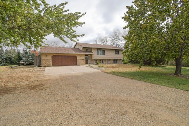 Foto del edificio - Spacious 4-Bedroom Acreage with Stunning Views Near Hartford — 1.5 Acres of Country Living!