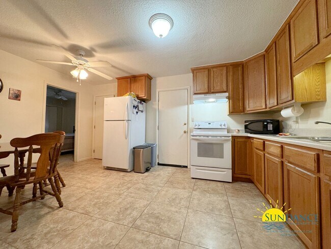 Building Photo - Charming 3-Bedroom Home located in between Hurlburt and Eglin AFB!