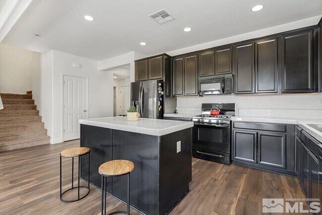 Building Photo - Luxurious 4 bedroom 3 bath family home in ...