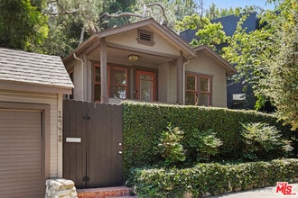 Building Photo - 1448 Angelus Ave