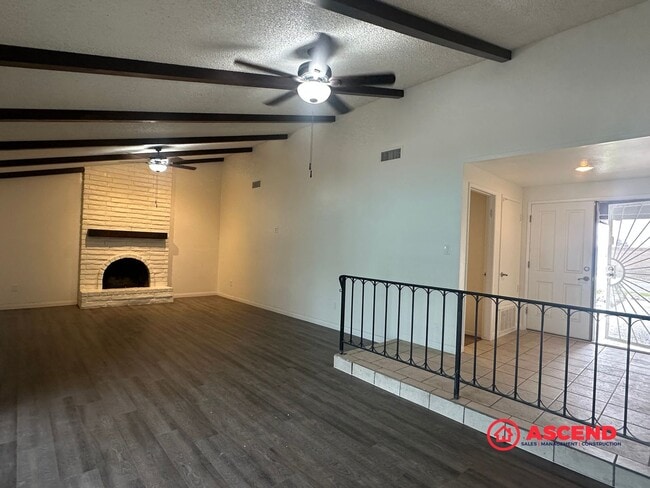 Building Photo - Stunning 4 Bedroom Home Near Shopping Center!