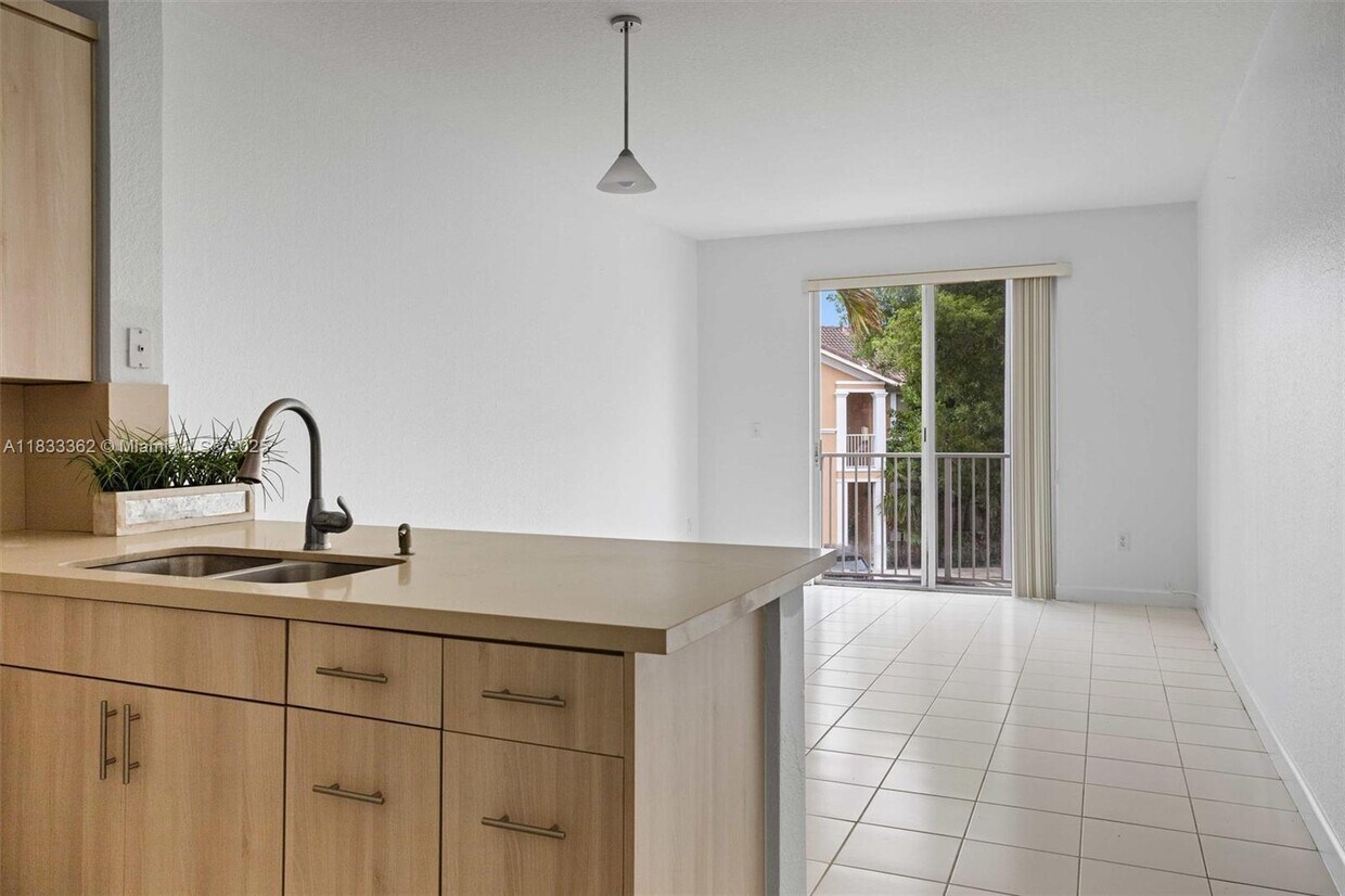 Foto principal - 17640 NW 73rd Ave