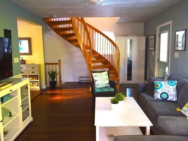 Foto del edificio - 27 Trimountain Rd