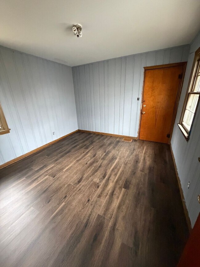 Building Photo - 3 Bedroom and 1 bath