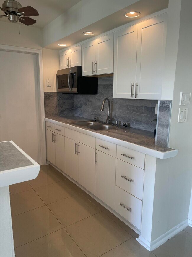 Foto del edificio - 8251 NW 24th St