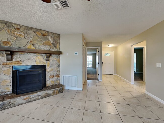 Building Photo - 819 Sunridge Point Dr
