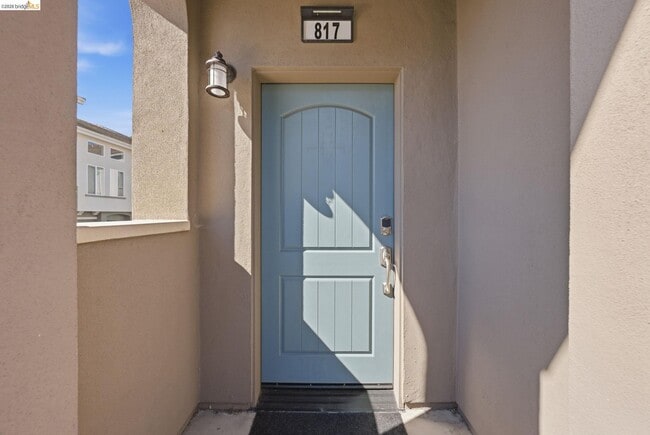 Building Photo - 817 Estancia Ter