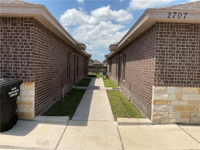 Foto del edificio - 2707 E Garfield Ave