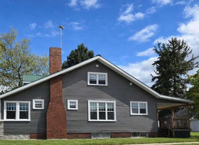 Building Photo - 2057 Maple Ave