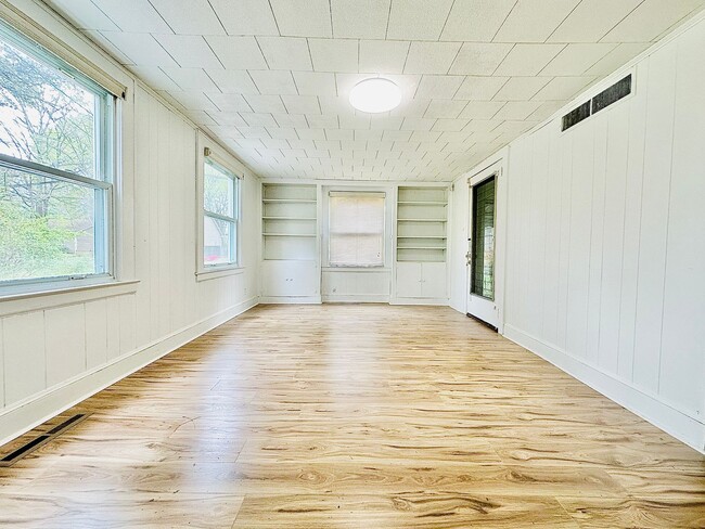 Building Photo - 2716 Fawn Ave