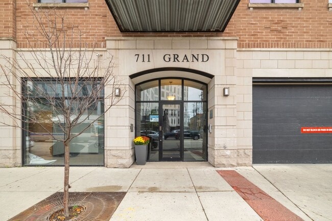 Foto del edificio - 711 W Grand Ave
