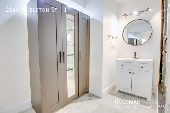 Building Photo - New Listing in Vibrant Ford City