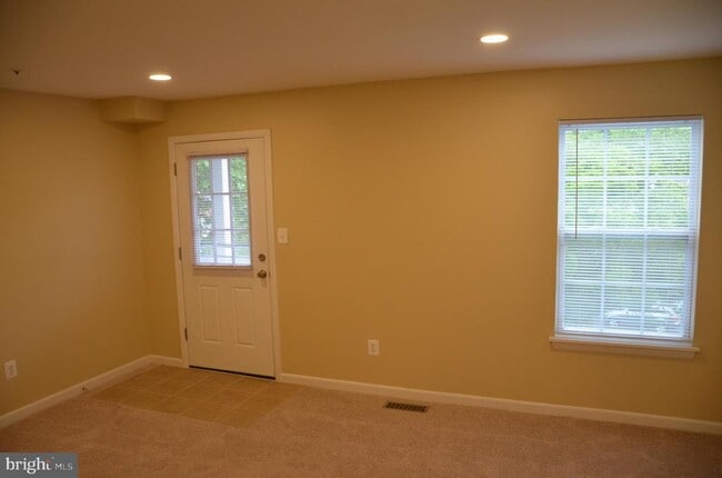 Building Photo - 1046 Spring Valley Ct