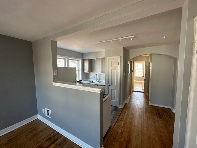 Foto del edificio - 4946 Kemper Ave