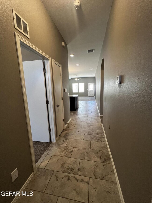 Building Photo - 924 Coyote Melon Dr